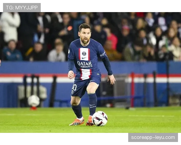 梅西巴黎表现亮眼，未来去向引发多方关注