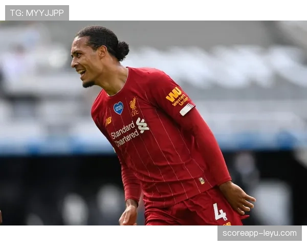 范戴克荣膺英超最佳后卫，稳健表现彰显领袖风范