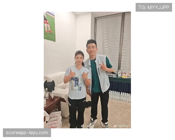 管晨辰比赛完穿拖鞋拎名牌行李进那栋刷脸入户的公寓，门口保姆和司机排着队等他